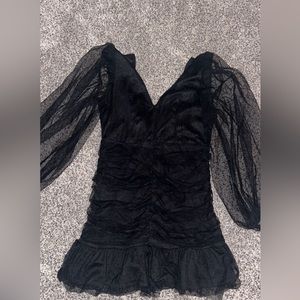 super cute black dress!